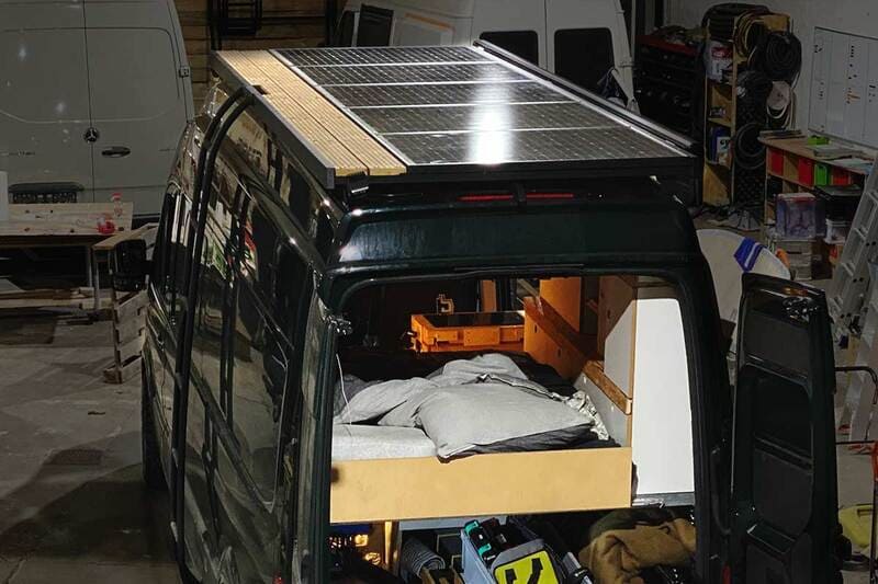 Busbastler Van mit tigerexped Solarmodulen
