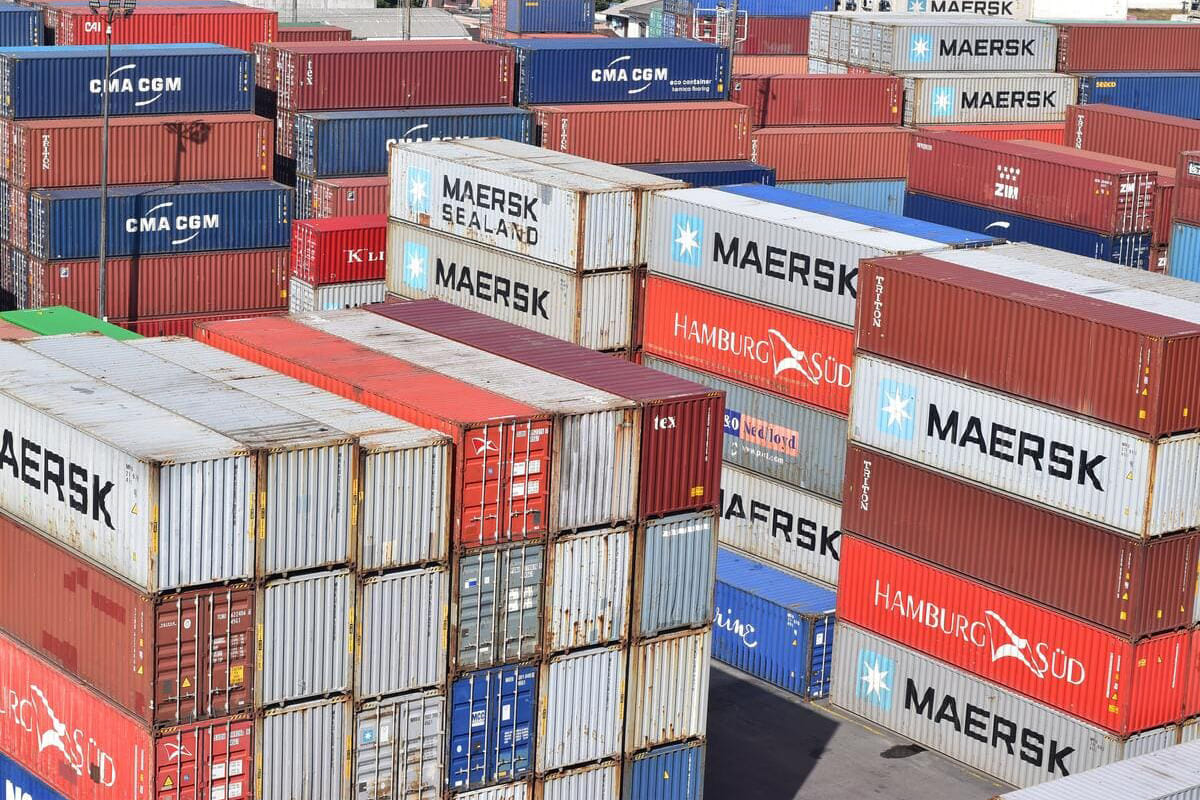 viele gestapelte Schiffscontainer