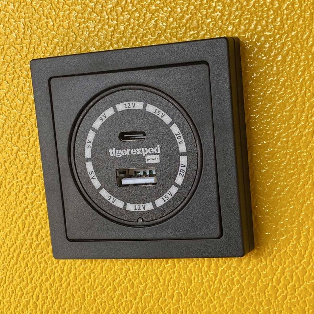 Nach Einbau: convertiger 100 USB-Steckdose mit Inprojal Rahmen