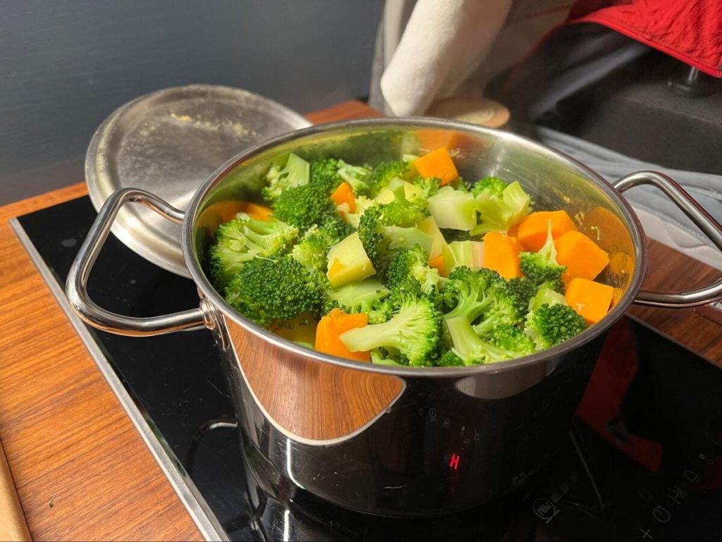 Kochen mit Induktion im Camper - Beispielgericht Gemüse