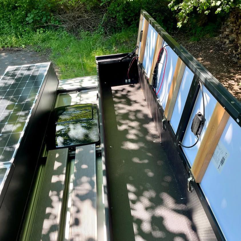 Dachbox mit Solar als Deckel 