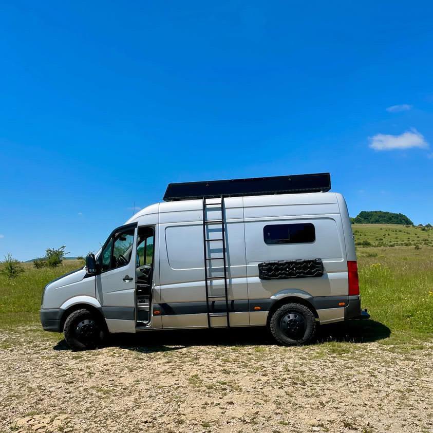 Fichtel Van Campervan mit Dachboxen und Solar als Deckel