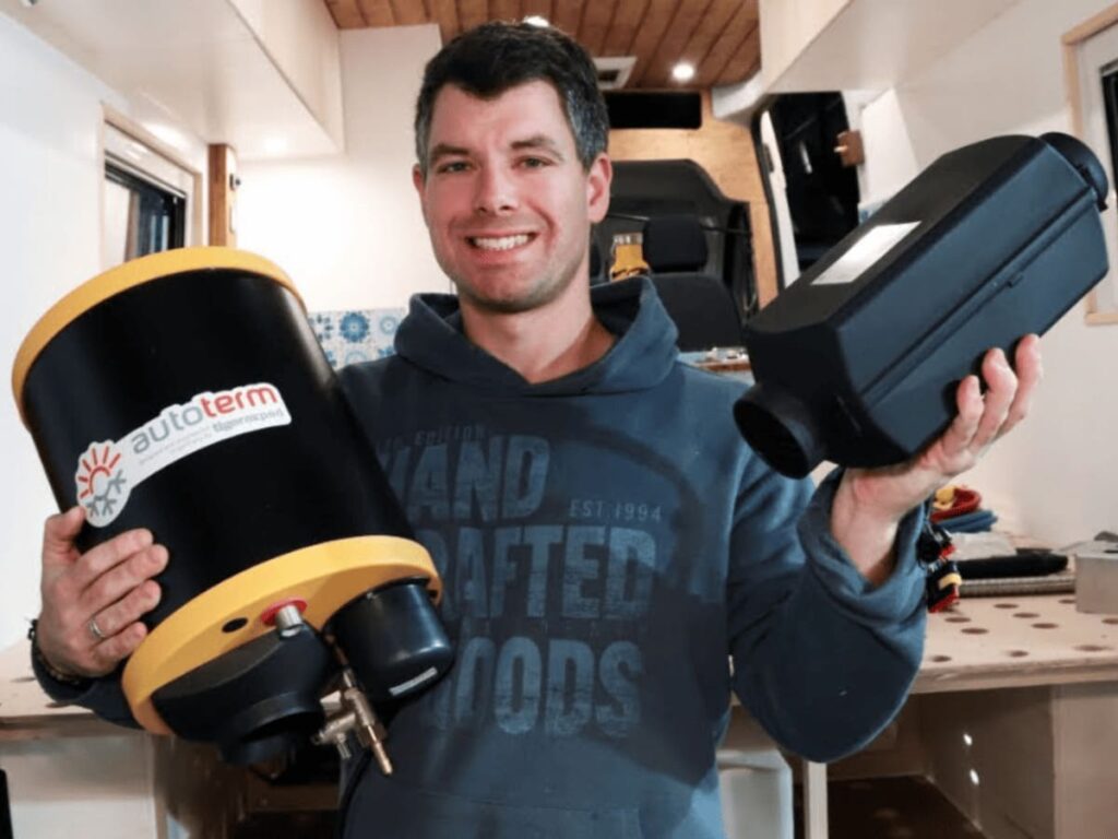 Tobi von Abenteuer Vanlife baut das tigerexped Warmduscher-Kit 2.0 ein