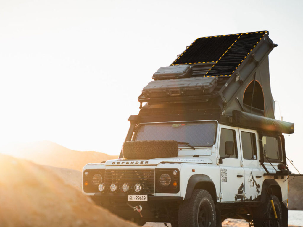 Landrover Defender Camper in der Wüste