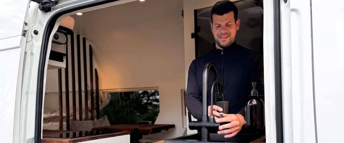 Wasserglas auffüllen im Wohnmobil