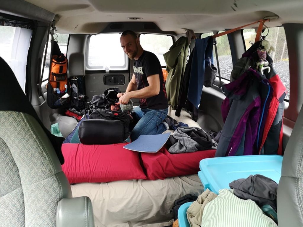 Camper mit viel Ausrüstung und Kleidung im Innenraum im Herbst - das bedeutet Standheizung an und gut Lüften 