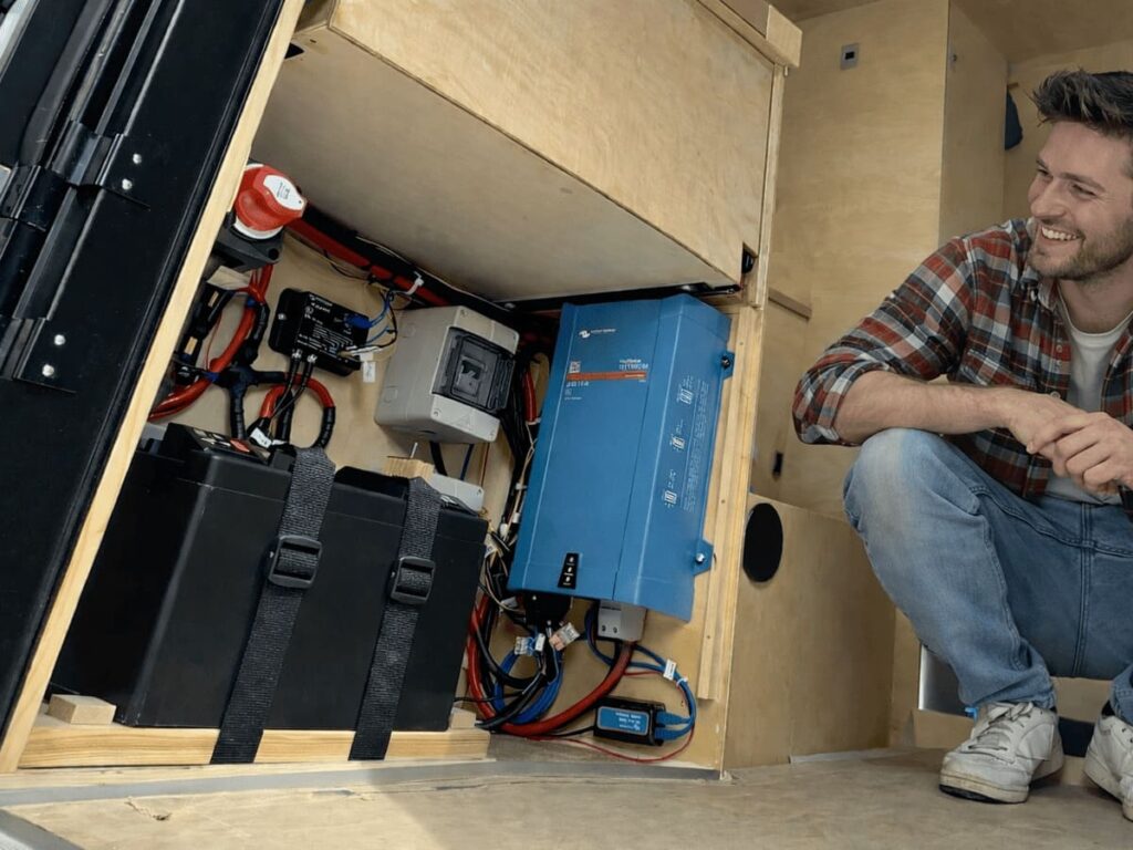 Aufbaubatterie im Camper, eingebaut mit anderen Komponenten in einem Elektrikfach