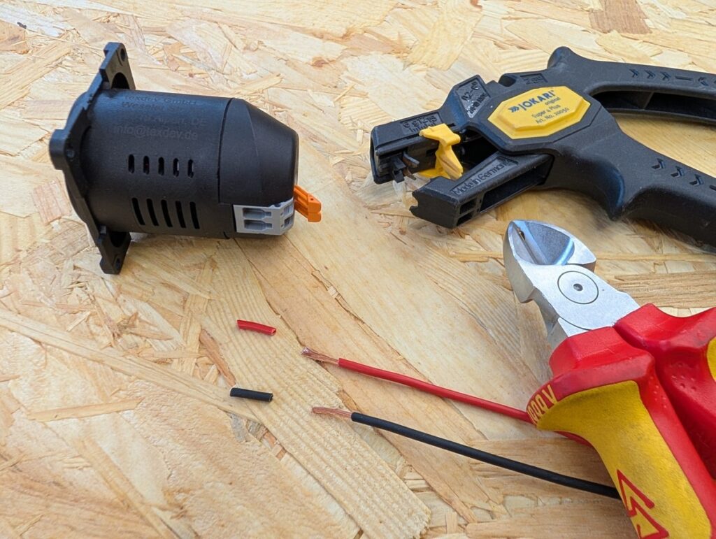 Kabel vorbereiten und convertiger 100 mit Klemmhebeln einbauen