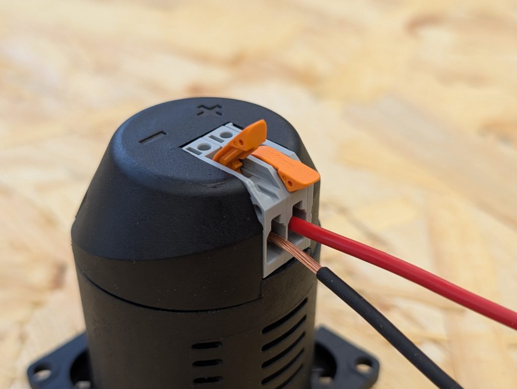 Kabel in Wago-Klemmhebel einführen