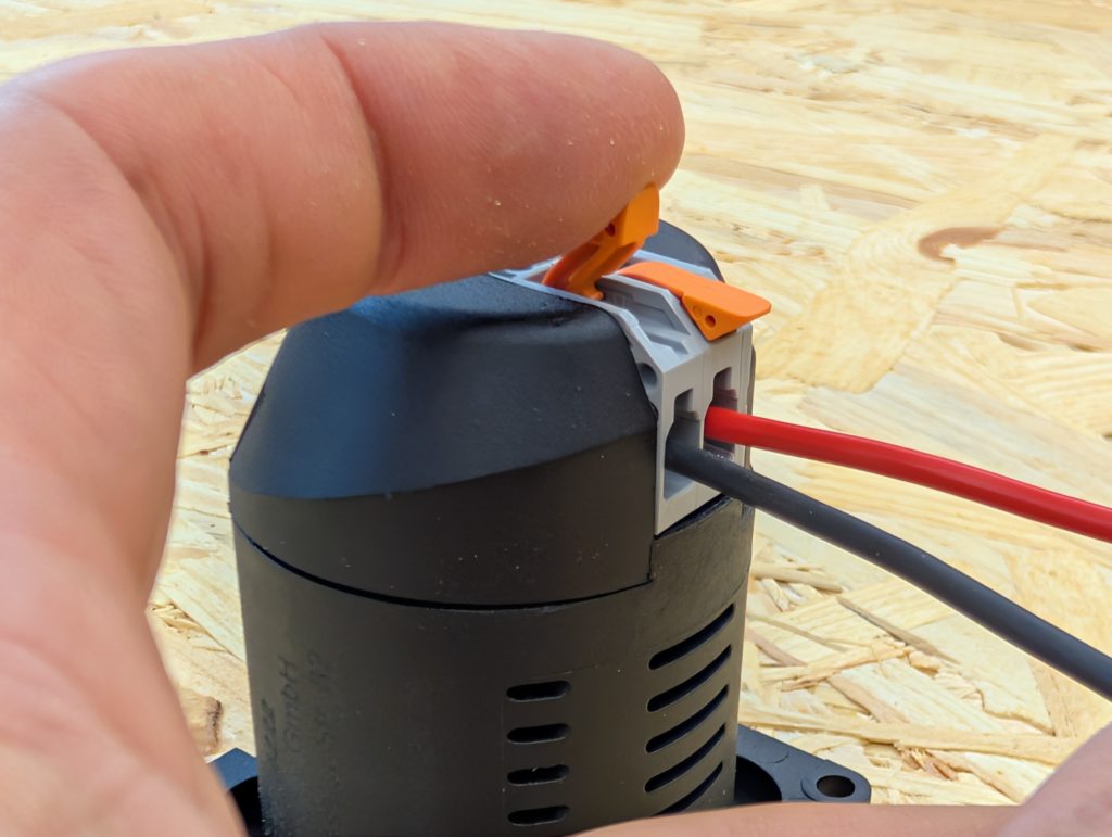 Wago Klemmhebel schließen, nachdem das Kabel eingeführt wurde